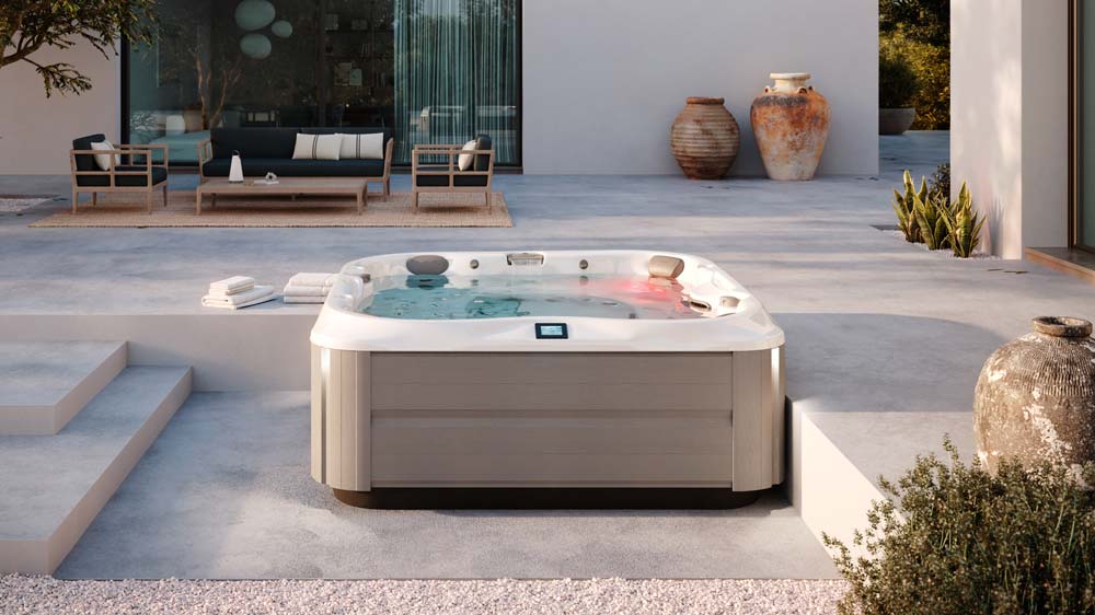 Hot tub in house backyard