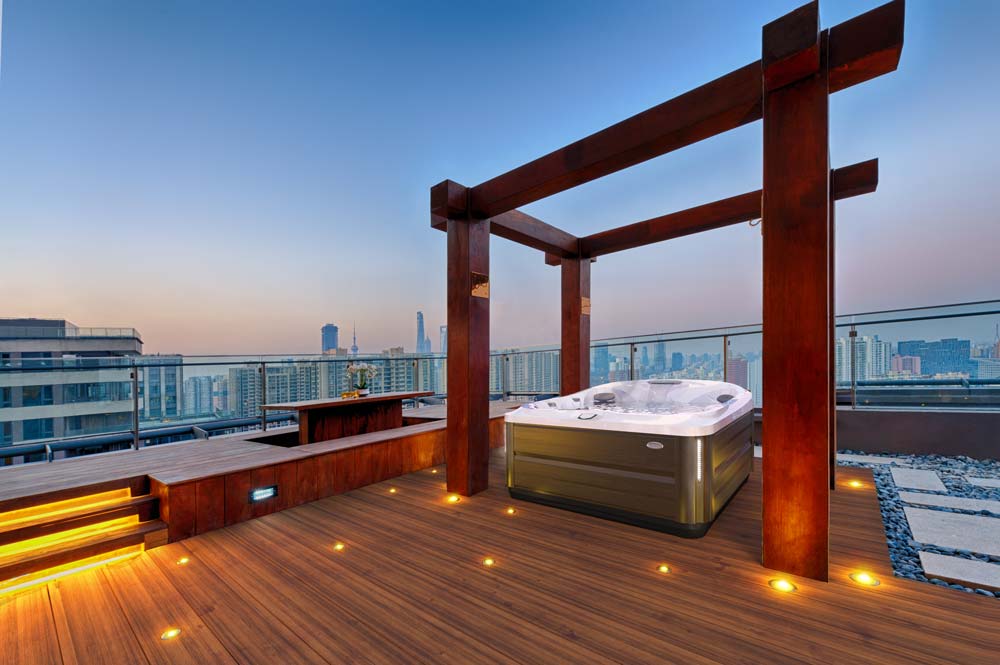 Hot tub in roof top in building